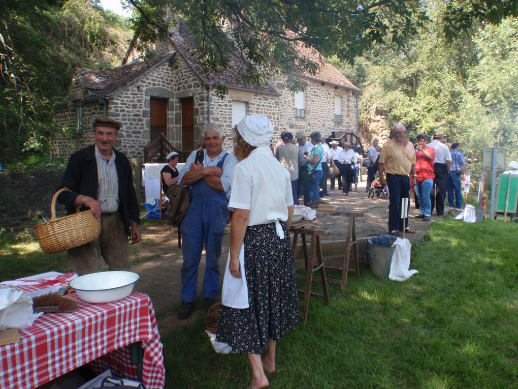 Dimanche 21 Août 2011 c'est la fête des vieux métiers sur le domaine de Trotté, commune de Saint-Pierre-des-Nids. Toute la journée le soleil est de la partie.