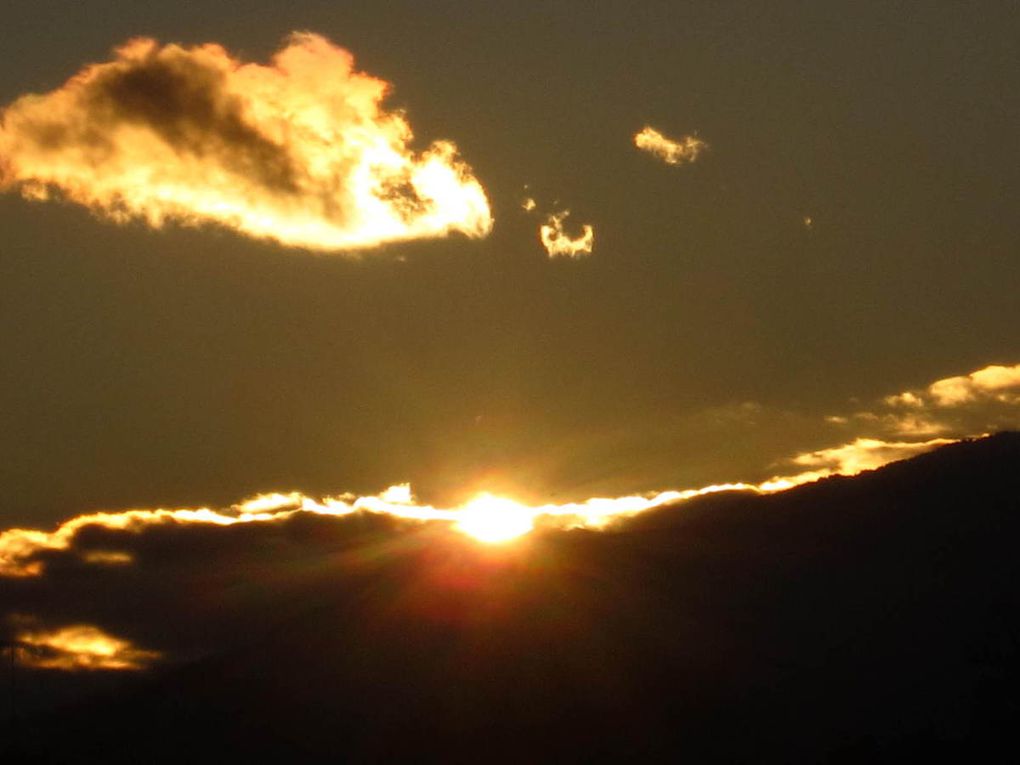 Un bel couche de Soleil hivernal....Ferney-Voltaire.....magique et magnifique..... 