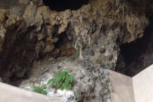 Monastere construit dans la grotte