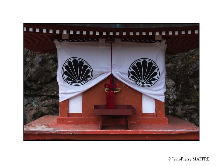 Les jardins, la sculpture et la poésie sont caractéristiques du Japon. Le passé y occupe une place importante.