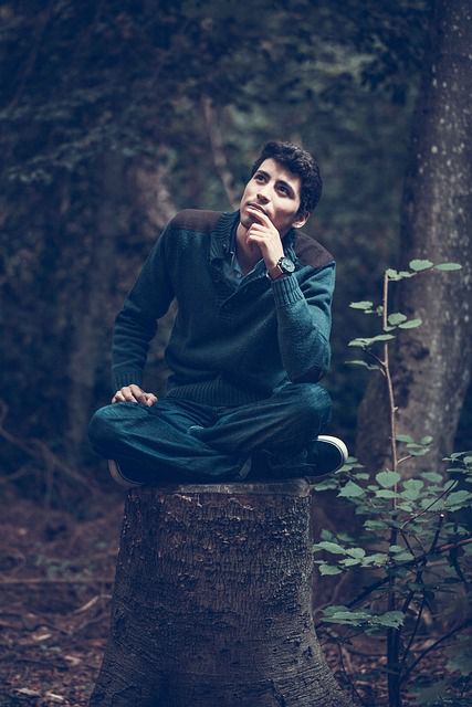 Un jeune homme dans les bois