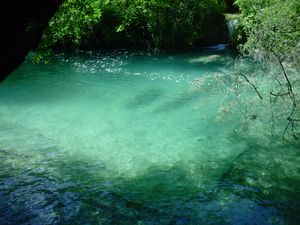 CES MARCHES NATURELLES PROVOQUENT UNE SUCCESSION DE CASCADES GRANDES OU PETITES - ON DIRAIT QU'UN PAYSAGISTE GÉANT..........