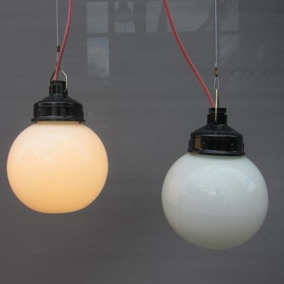 Trio suspensions globes verre opalin et bakélite - 220  euros