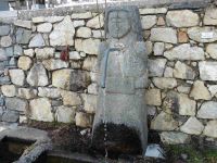 Au cours de la montée quand le brouillard s'est dissipé. Dans une cuvette  la neige fondue forme une flaque verte. La descente en hors piste avec parfois de belles chutes. De retour enfin au sanctuaire pour profiter de l'eau fraîche de la fontaine.