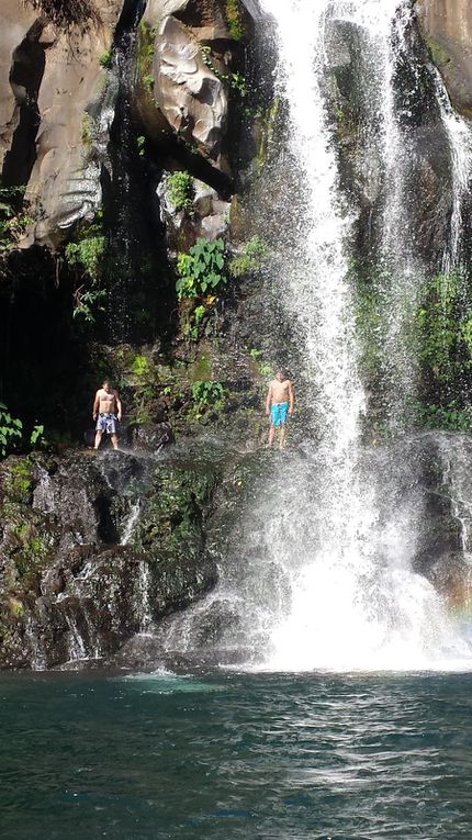 Petite marche tranquille et agréable pour arrivée à la Cascade Cormoran, juste superbe, eau fraîche, pierres pour s'asseoir et se lézarder au soleil, et arc-en-ciel en prime ^^ On a vraiment apprécié l'endroit.