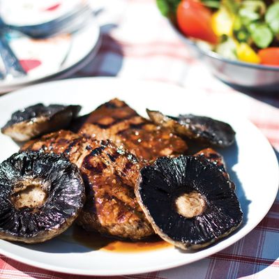 Steak au barbecue avec champignon et bière