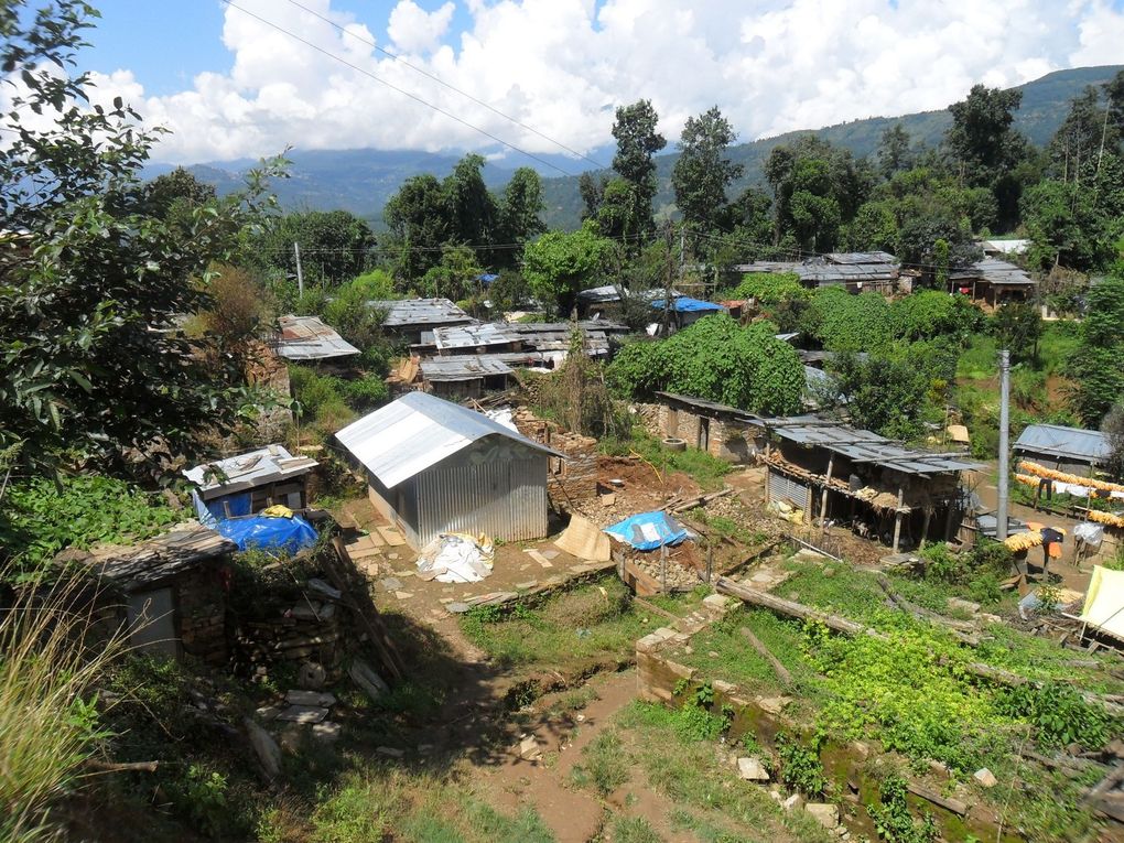 DJULÉ DJULÉ rend visite à Tarka dans son village au NEPAL