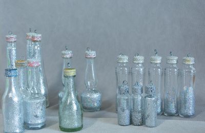 Mini bottiglie trasformate in addobbi natalizi
