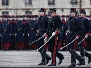 Une grande recherche uniformolgique , y compris dans le tissus des uniformes . 