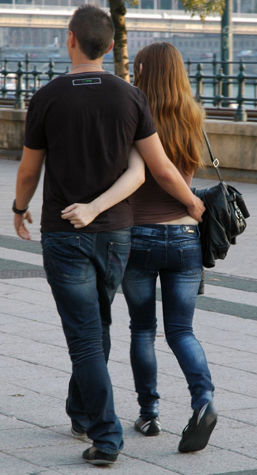 un couple marchant les bras autour de la taille