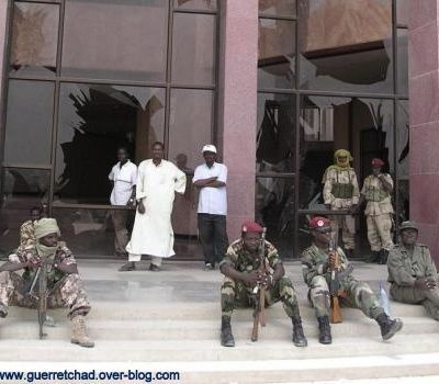 Le palais présidentiel entouré par des militaires