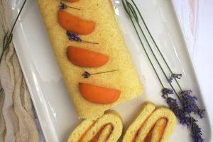 Biscuit roulé à la confiture d'abricots et aux abricots frais