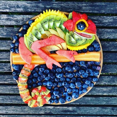 Des assiettes illustrées en fruits et légumes.