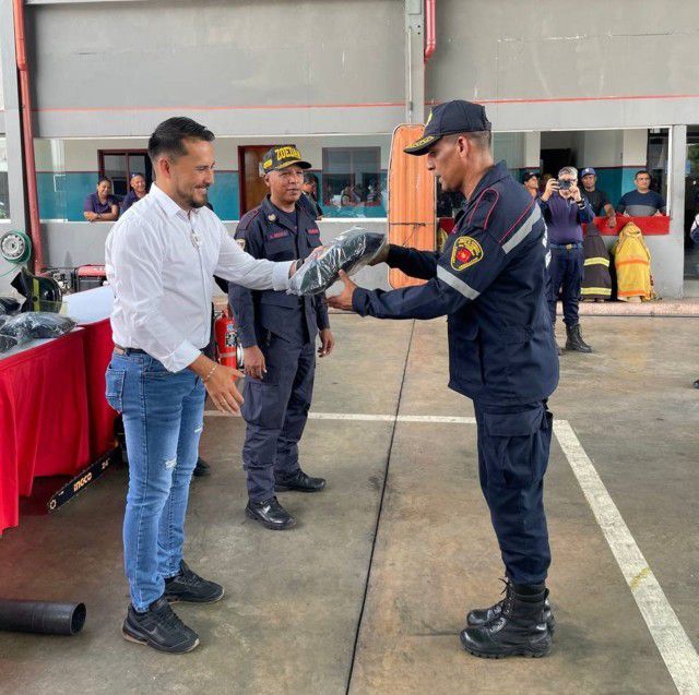 Johan Castañeda entregó uniformes a efectivos del Cuerpo de Bomberos y la Policía de Guacara