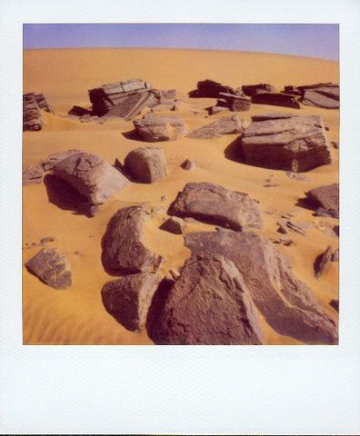 Depuis presque 20 ans j'arpente le Sahara. En complément d'un travail au moyen, grand format et panoramique, j'ai eu plaisir ces dernières années à utiliser un appareil polaroïd, à l'opposé des appareils classiques cités celui-ci m'a permis d