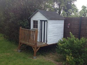 A gauche, ma cabane en cours de peinture et la photo de cabane parfaite à droite