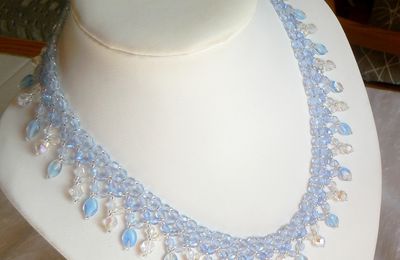 Collier "AZUR" bleu ciel très clair avec perles facettées.