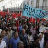 PORTUGAL : A L'APPEL DE LA CGTP 150 000 MANIFESTANTS DANS LES RUES DE LISBONNE POUR PROTESTER CONTRE LE " VOL DES SALAIRES ET DES RETRAITES " ORCHESTRE PAR LE GOUVERNEMENT ET LA TROÏKA