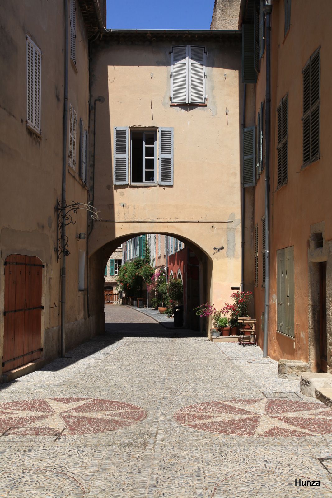 Parvis de l'église de Biot