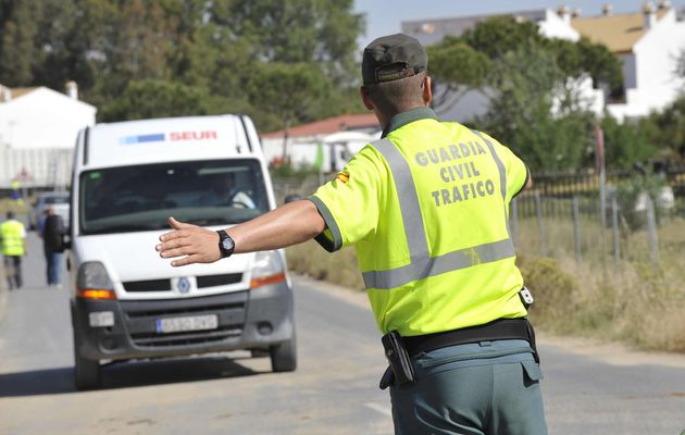 Plus de 111 euros al mes para los guardias civiles por poner multas de tráfico