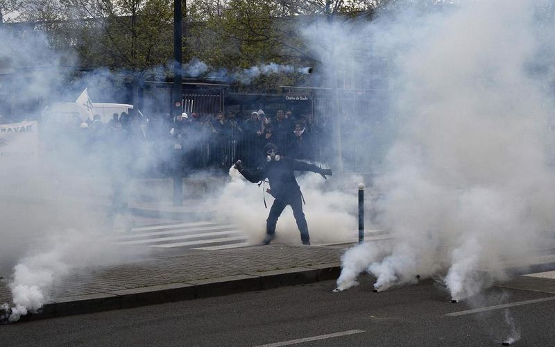 Heurts à Paris en marge de la manifestation anti Loi-Travail