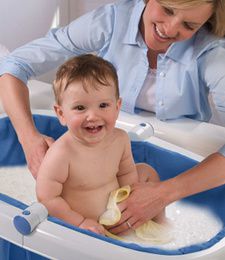 Les bonnes conditions pour donner le bain à bébé