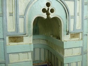 Les Tombes shiraziennes en mauvais état, le Mirhab de la mosquée de Tsingoni et l'inscription qui témoigne de l'année de construction de la mosquée. 