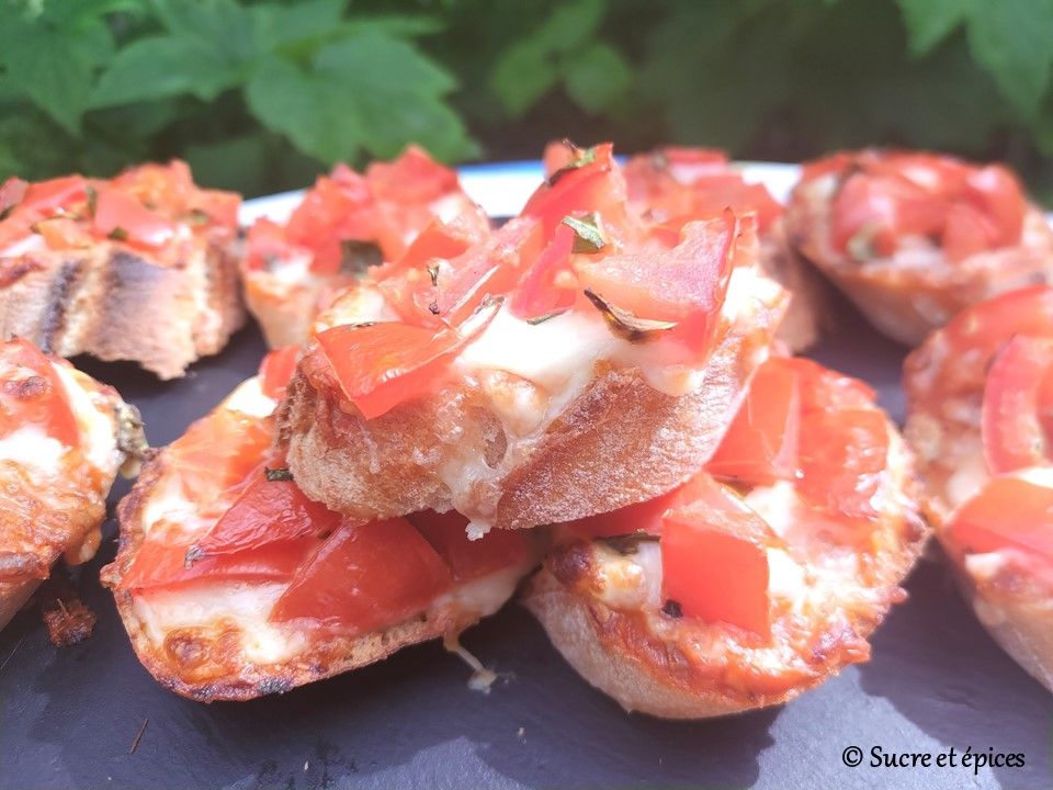 Crostini tomates mozarrella au pesto rosso - Recette en vidéo