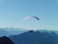 Du col du Varo, l'envol des parapentes.