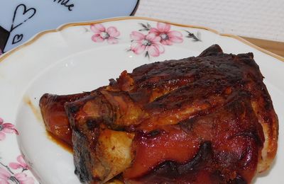 Jarret de porc braisé à la bière et à la moutarde.