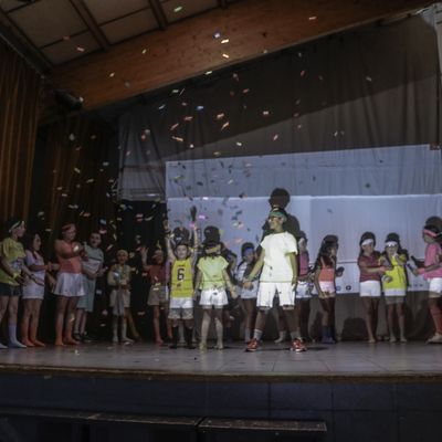 Éclats de scène à Saint-André-les-Alpes : quand le périscolaire s'illumine de magie