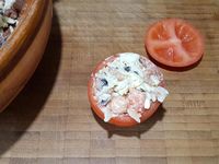 3 - Bien mélanger le tout. Rajouter la mayonnaise et remuer. Assaisonner avec sel et poivre. Pour finir rajouter les crevettes grises décortiquées et mélanger. Farcir les coques de tomates avec cette préparation, recouvrir du chapeau et réserver au frais. Mettre le fromage type St Morêt dans un bol. Laver et ciseler la ciboulette fraîche, l'incorporer au fromage et mettre dans une poche à douille au frais. A l'aide d'un cure-dent, piquer les tomates cerises et les placer au sommet des tomates rondes farcies. Bien vous assurer de la stabilité de l'ensemble (couper un peu la base si nécessaire).  Décorer vos tomates avec la préparation au fromage (réservée au frais dans la poche à douille) à la façon d'une religieuse.  Saupoudrer chaque tomate d'un peu de piment d'Espelette. Disposer les tomates sur un plat de service, décorer avec le reste de tomates cerises, d'oeufs de caille saupoudrés de piment d'Espelette, de radis ronds et avec les gambas. Placer au frais jusqu'au moment de servir en entrée de repas.