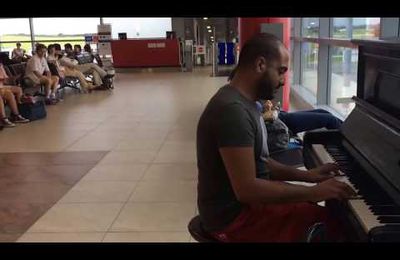 Un Voyageur Va S’asseoir Et Commencer À Jouer Du Piano Dans Un Aéroport… La Suite Est Fantastique!