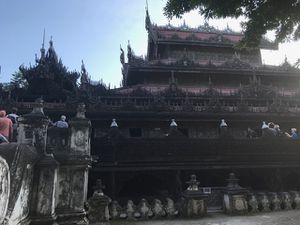  Le monastère de Teck  ( golden palace )  ,comme son nom l'indique  est  tout en teck massif ( les colonnes ) ou ouvragé ( les portes et fenêtres ) mais il est fortement dégradé et sauf de légères traces les feuilles d'or qui le recouvraient ont aujourd’hui disparues. 