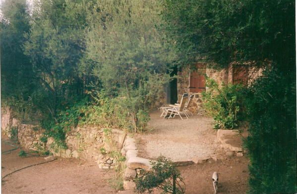 Villa&nbsp;Pierre avec mini chalet additif, l'ensemble pour 7 &agrave; 8 personne. En direct dans son jardin privatif arbor&eacute; et fleuri face &agrave; la mer. 1 grande chambre, 1 chambre alc&ocirc;ve avec une grande fen&ecirc;tre, second lit dou