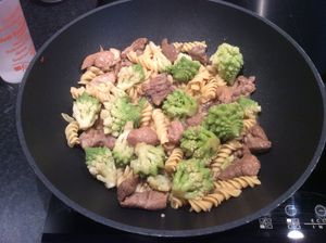 Sauté de porc aux pâtes et choux romanesco