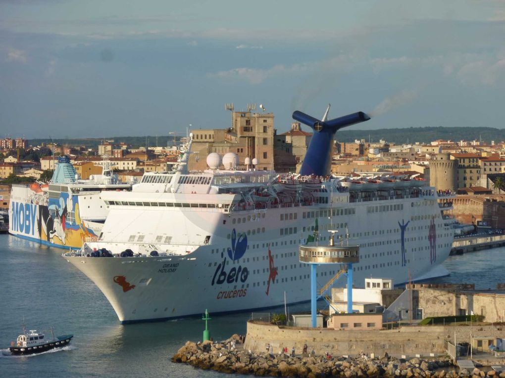 Bienvenue à Livourne, grand port de commerce italien. Les passagers en escale peuvent y découvrir le centre ville mais aussi prendre la route pour Florence ou Pise. Aujourd'hui, je vous propose d'aller sur le site de la fameuse tour qui penche !