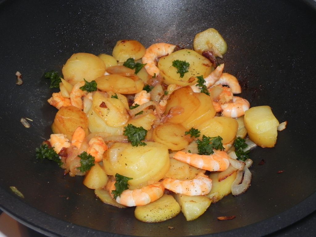 Wok de pommes de terre aux oignons et gambas