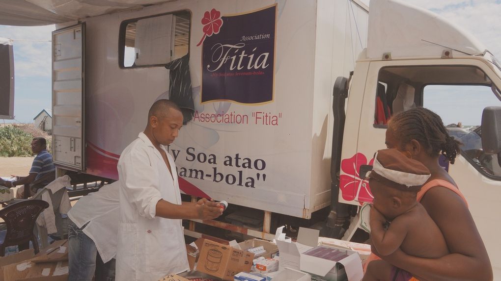 Les membres de l'Association Fitia à Ankiembe, Toliara, pour venir en aide aux sinistrés du cyclone Haruna. Photos: Harilala Randrianarison