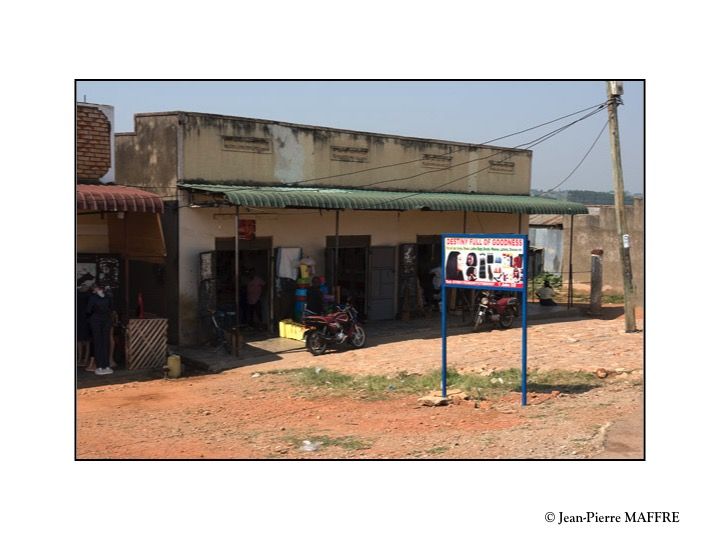 L'Ouganda tire son nom du royaume de Buganda qui couvrait autrefois les régions les plus au sud. Sa capitale est Kampala.
