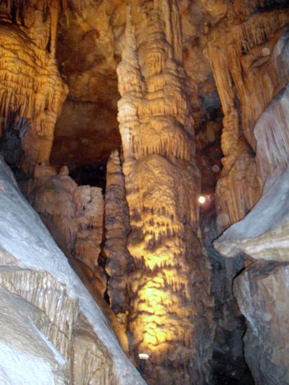 Grotte touristique aménagée au public, pas besoin de faire de la spéléo pour la visiter....Conseiller a tous les passionnés de milieu soutérain...c'est une ptite merveilles.....