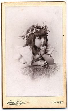 :::::::: Photo Vintage ::::::::: douceur dans un antique photo d'une petite fille avec des fleurs dans ses cheveux.