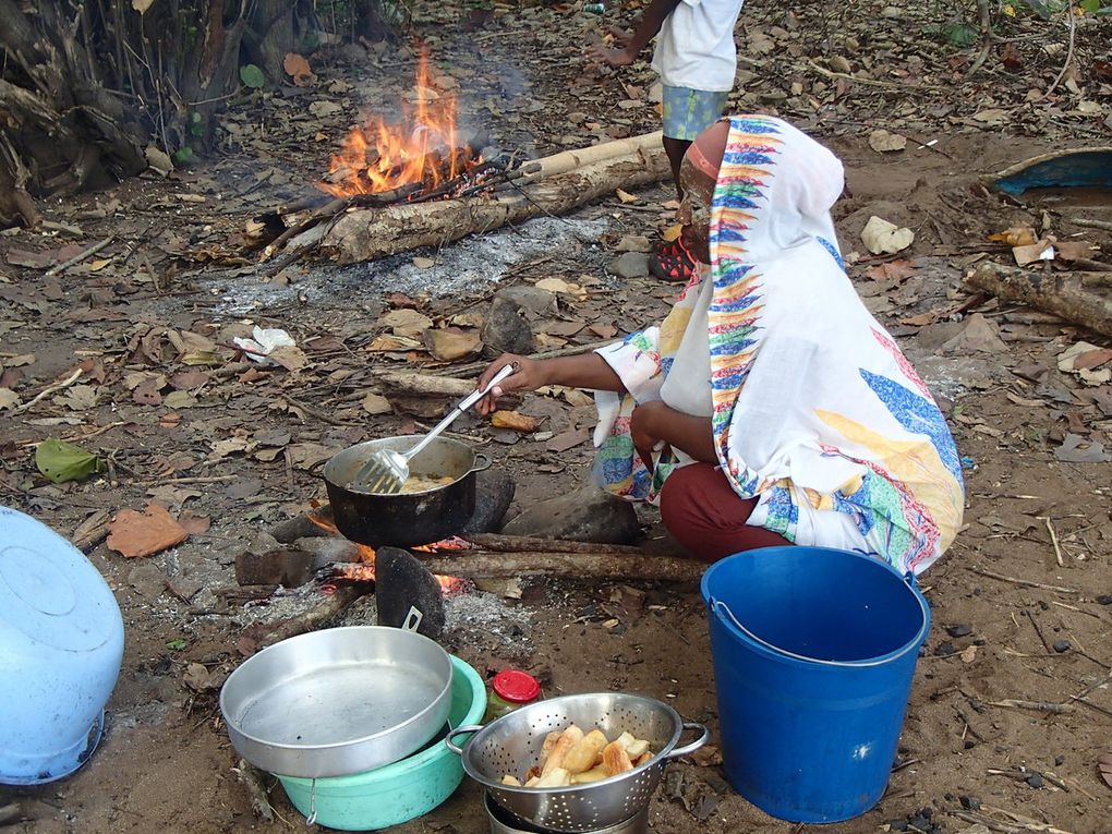 Au menu de notre repas de fin d'année entre collègues : friture de bananes, fruit à pain et songe pour accompagner le ragoût de poulpe, les mabawas (ailes de poulet) et brochettes. Balade digestive sur la plage au milieu des crabes et des méduses bleues.