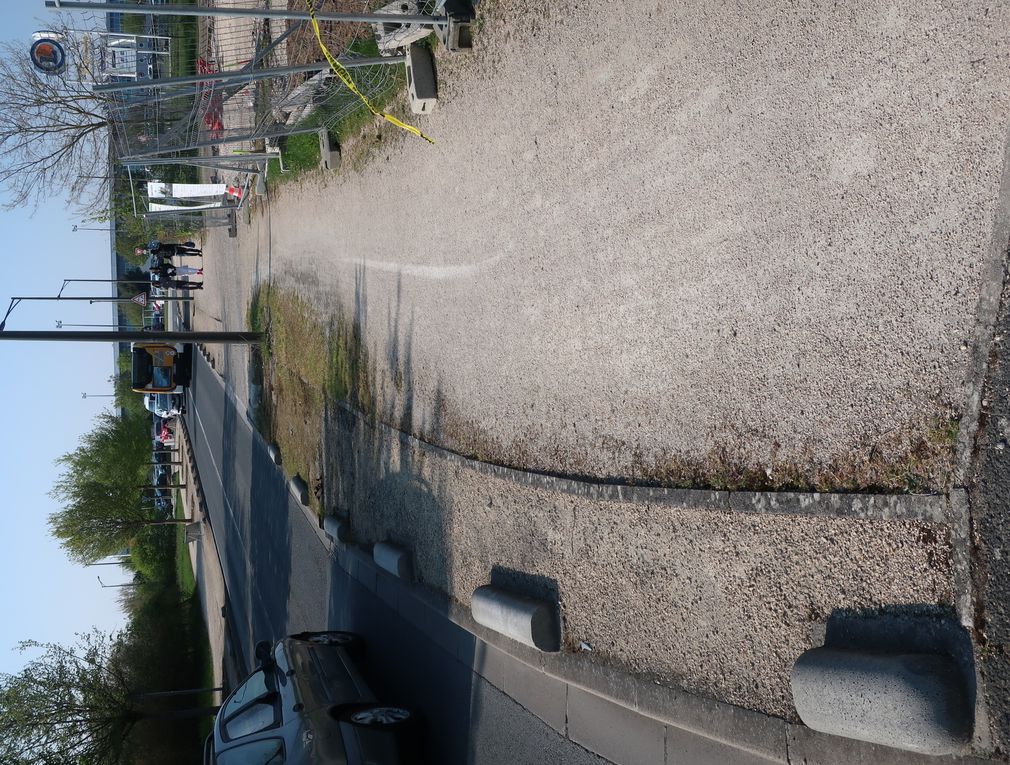 Blois - rue du Bout des Haies - un itinéraire cyclable en déshérence avec des obstacles et des contradictions !