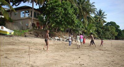 Pour fêter les 2 ans de leur enfant, nos voisins mahorais ont organisé un voulé sur la plage de Bouéni devant chez nous