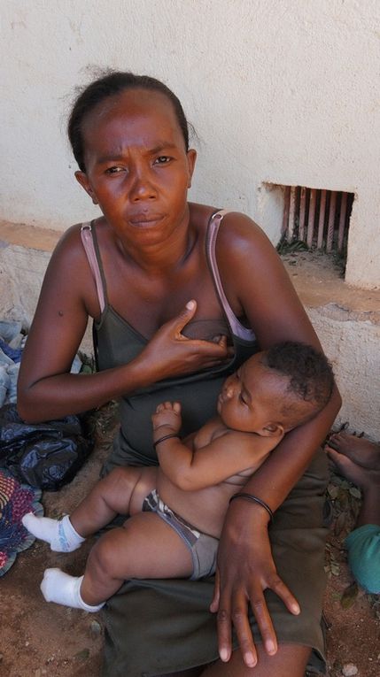 Les membres de l'Association FITIA, fondée et présidée par Mialy Rajoelina, au secours des sinistrés du cyclone Haruna à Sakaraha. Photos: Harilala Randrianarison