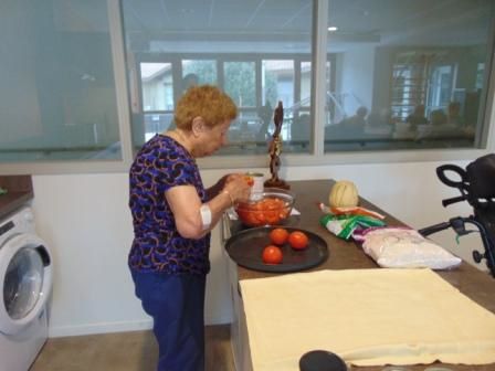 voila aujourd'hui nous profitons d'un repas exceptionnel a thème que nous a concocter l'animatrice , c'était un délice mais mademoiselle attention a la moutarde cela chauffe ail .....ail votre tarte au thon était un peu moutarder ail ail ail...