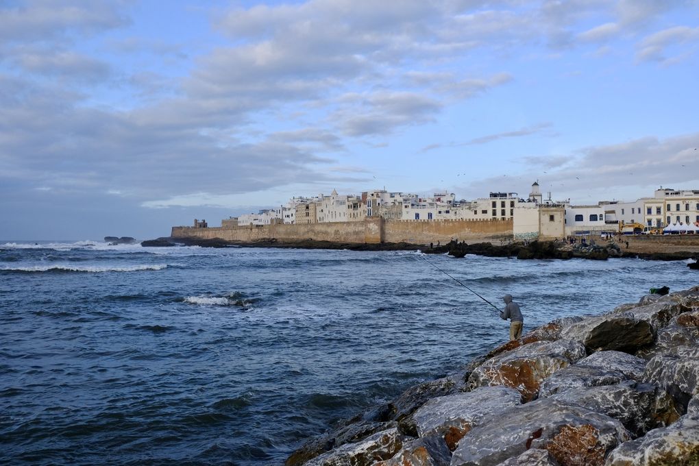 Il suffit de longer l'océan pour se laisser envouter par l'imposante masse de ces remparts....A marée basse, il faut absolument s'échapper derrière la ville et longer les rochers pour découvrir l'ambiance imposante et solennelle de ces grands monstres de pierre semblant narguer la mer et sa colère....Enfin ne loupez pas la merveilleuse lumière qui s'affale sur les remparts le soir au coucher du soleil et donne à la ville toute sa valeur spirituelle...