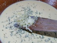 2 - Mettre votre four à préchauffer th 6,5 (200°). Dans un récipient, mettre les 3 oeufs, rajouter la crème fraîche épaisse, puis la crème liquide. Bien battre l'ensemble. Incorporer un bonne cuil. à soupe de moutarde, une pincée de thym émietté. Peler et dégermer l'ail,le presser et l'ajouter à la préparation. Y verser un filet d'huile d'olive. Pour finir ajouter le persil haché, saler et poivrer, bien mélanger le tout.