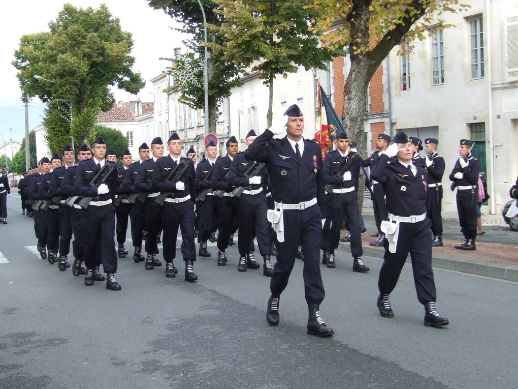 Présentation au Drapeau des Militaires techniciens de l'air et Volontaires militaires techniciens de l'air promotion 2009 de l'EETAA 722 de Saintes, à Saint-Jean-d'Angély, le 22 oct 2009